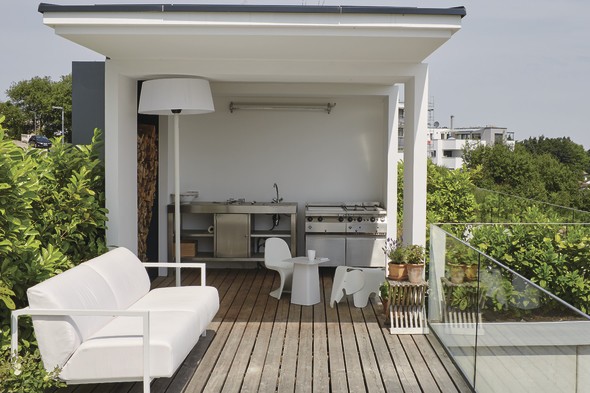 Terrasse mit überdachter Außenküche