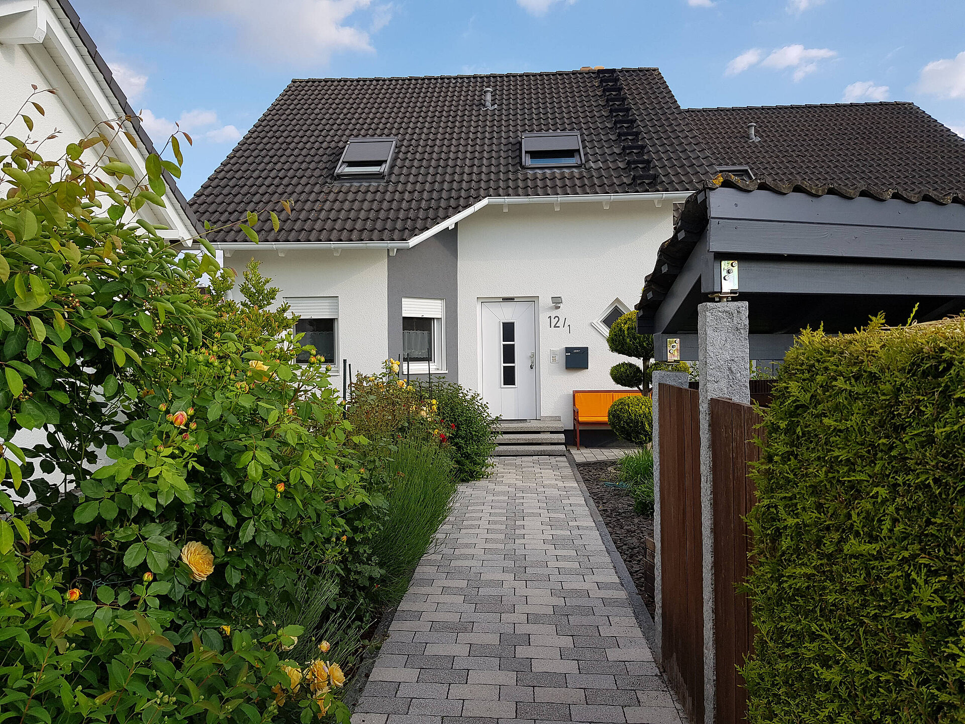 Front mit Mülltonnenhäuschen
