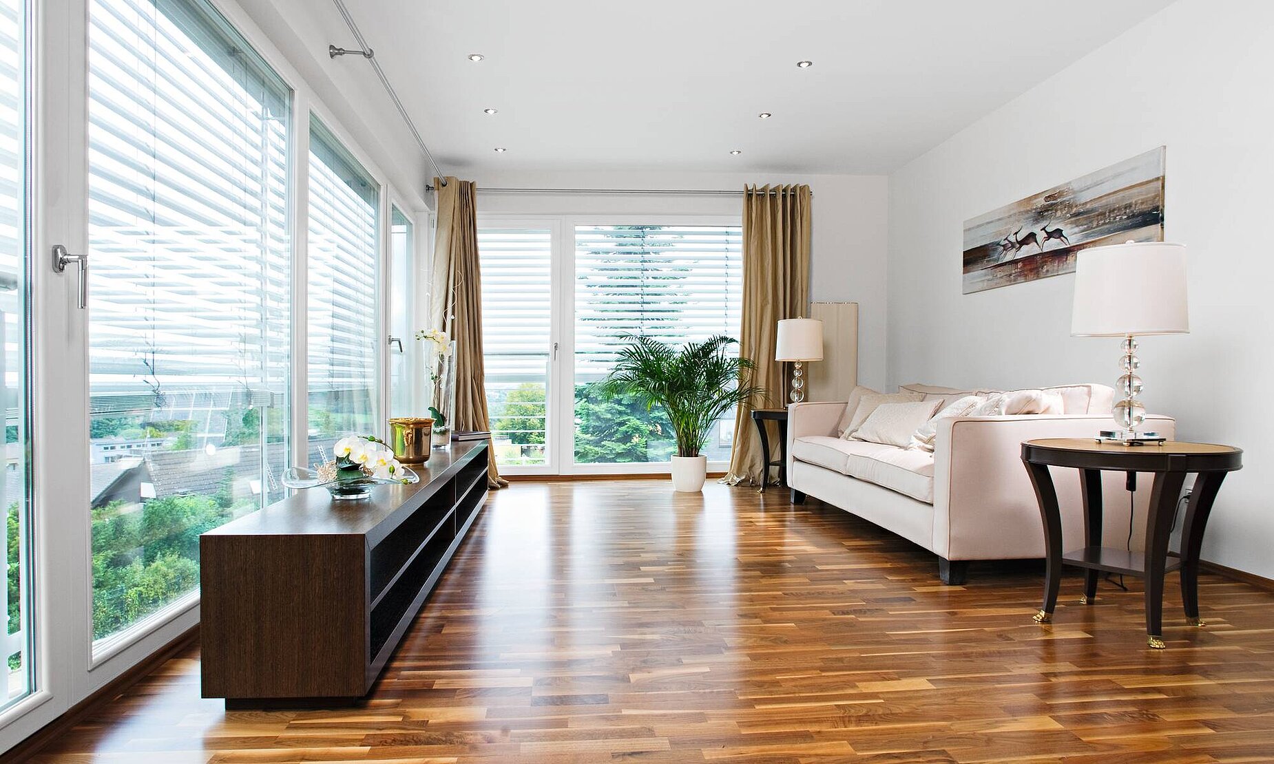 Wohnzimmer im 2-geschossigen Stadthaus