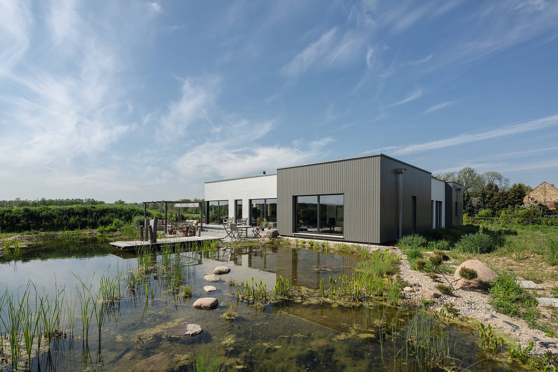 moderner Bungalow mit Gartenteich