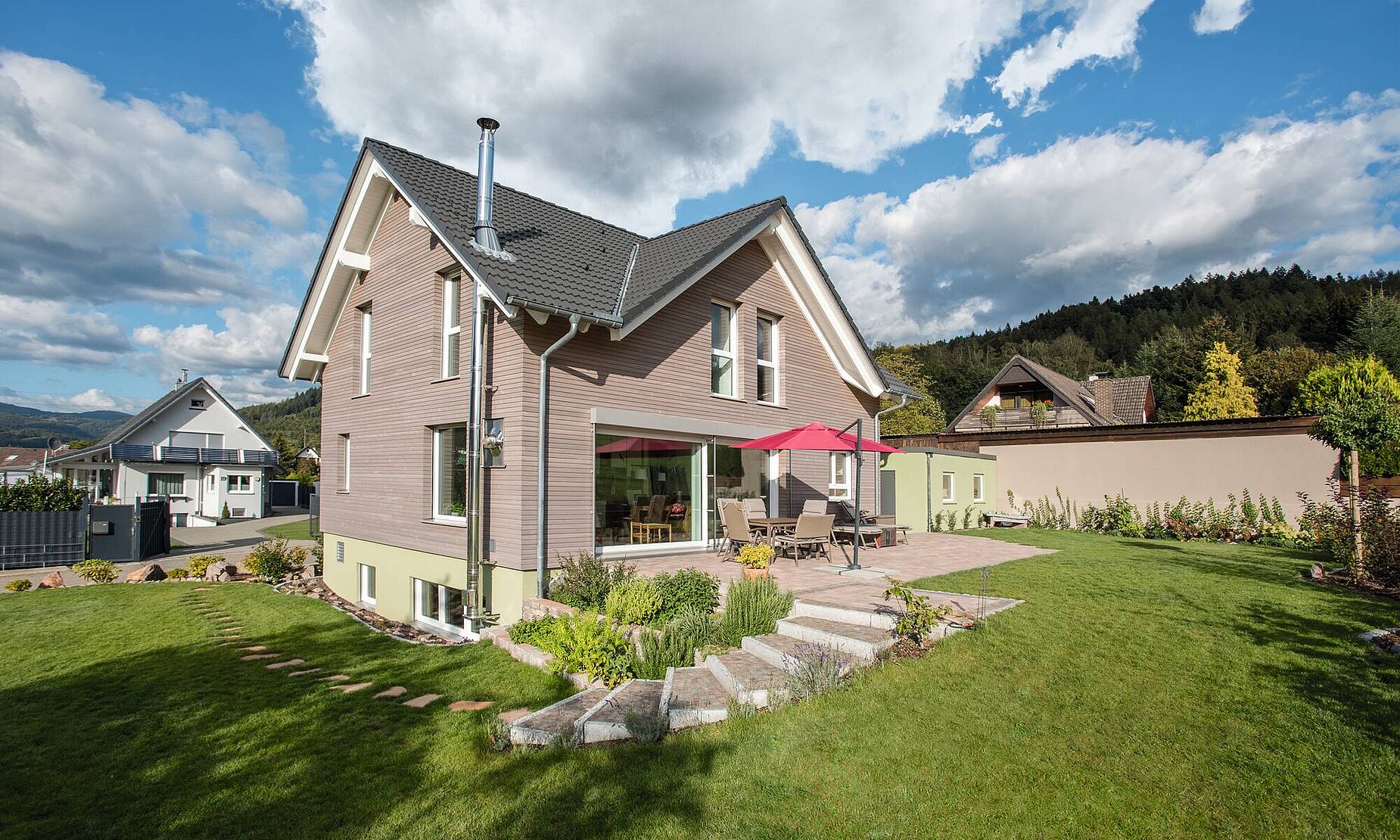Einfamilienhaus mit Holzschalung