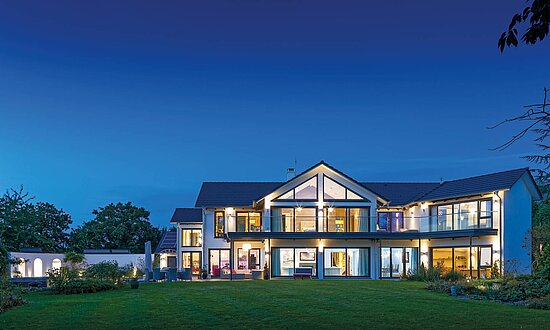 Haus abgewinkelt mit Satteldach