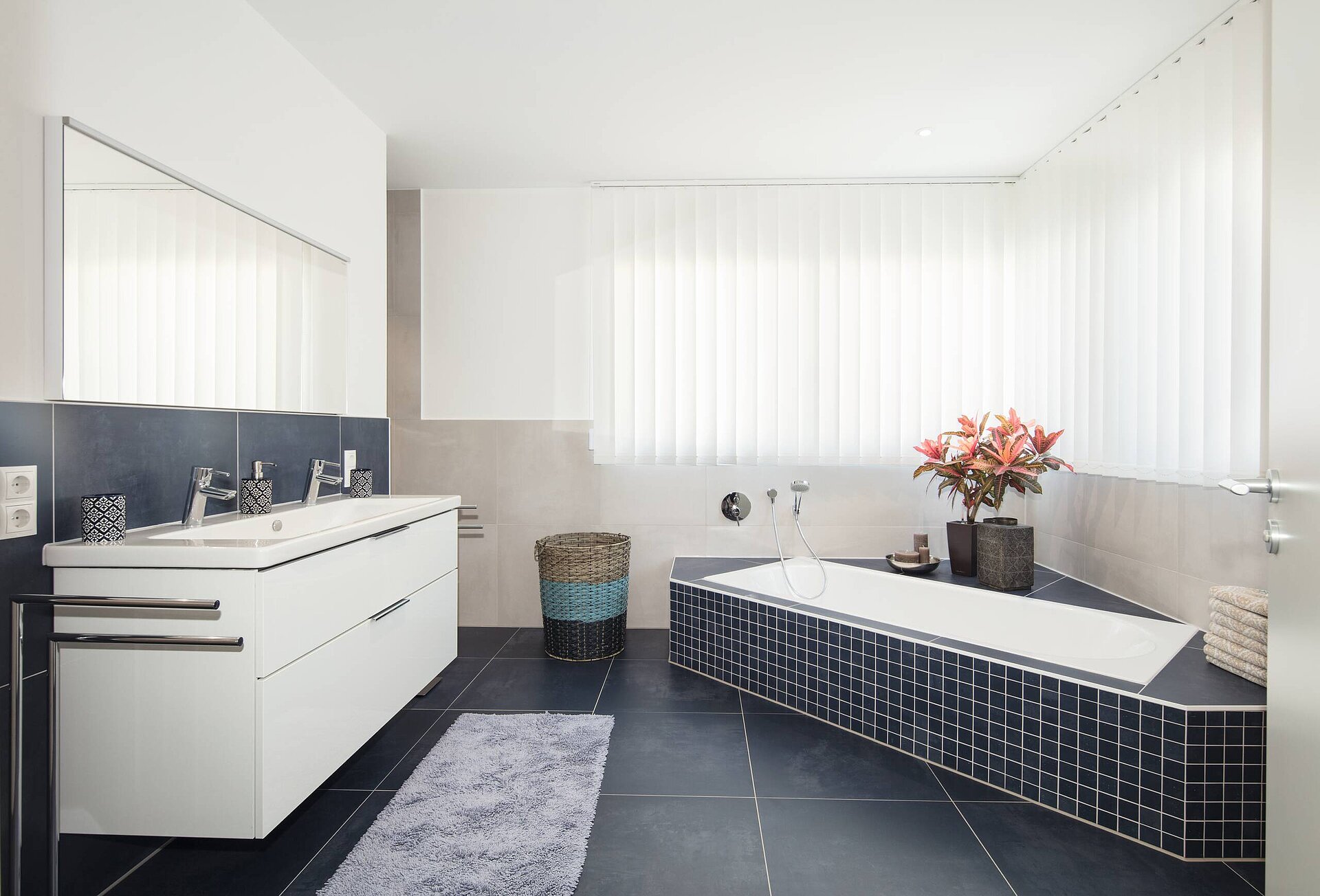 Modernes Badezimmer mit Badewanne
