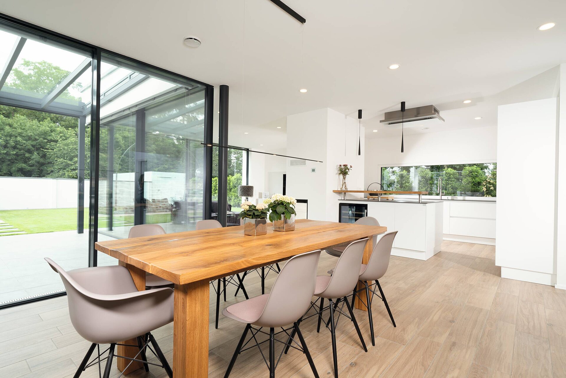 großzügiges Esszimmer mit Zugang zur Terrasse
