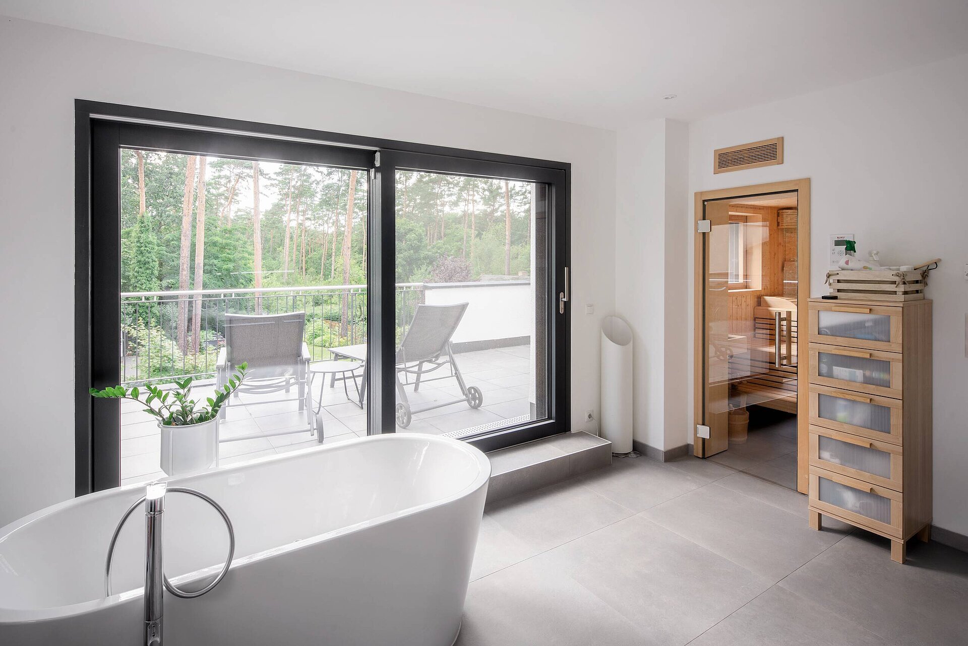 Modernes Badezimmer mit freistehender Badewanne