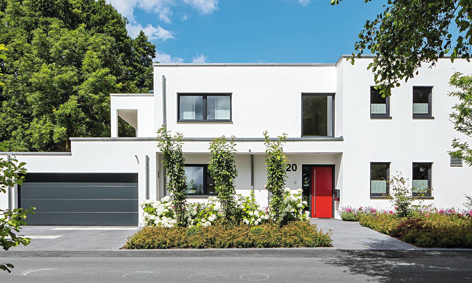264 m² großes Einfamilienhaus mit Flachdach im Bauhaus-Stil