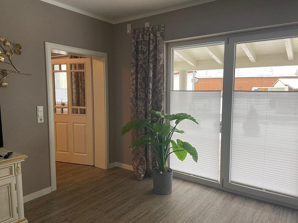 Wohnzimmer mit Zugang zur Terrasse und Garten Wohnzimmer mit Zugang zur Terrasse und Garten