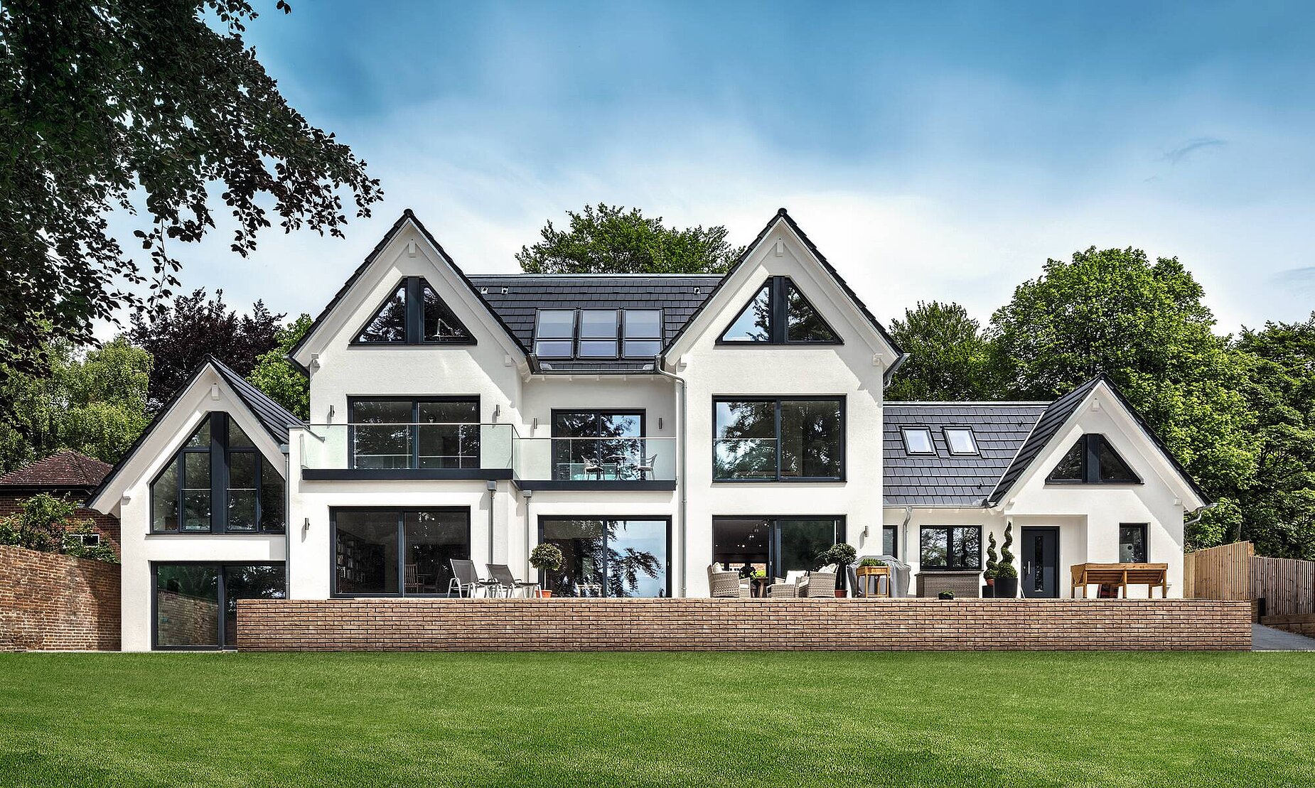 Haus mit zwei Giebeln und großer Fensteransicht