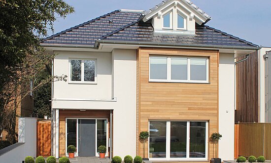 Open plan prefabricated house with sliding door - WeberHaus-Wimbledon