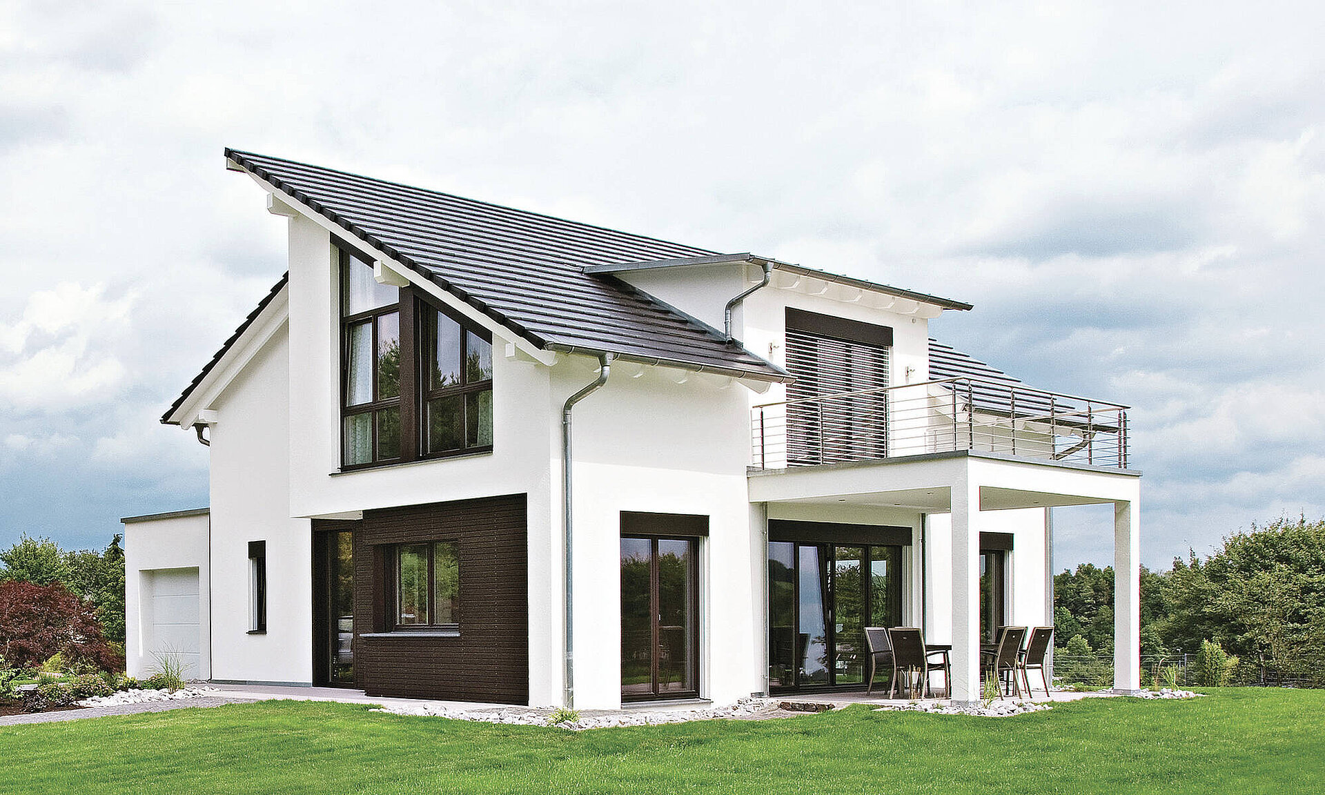 Der eineinhalb-geschossige Entwurf mit versetztem Pultdach macht das Haus zu einem besonderen Blickfang.