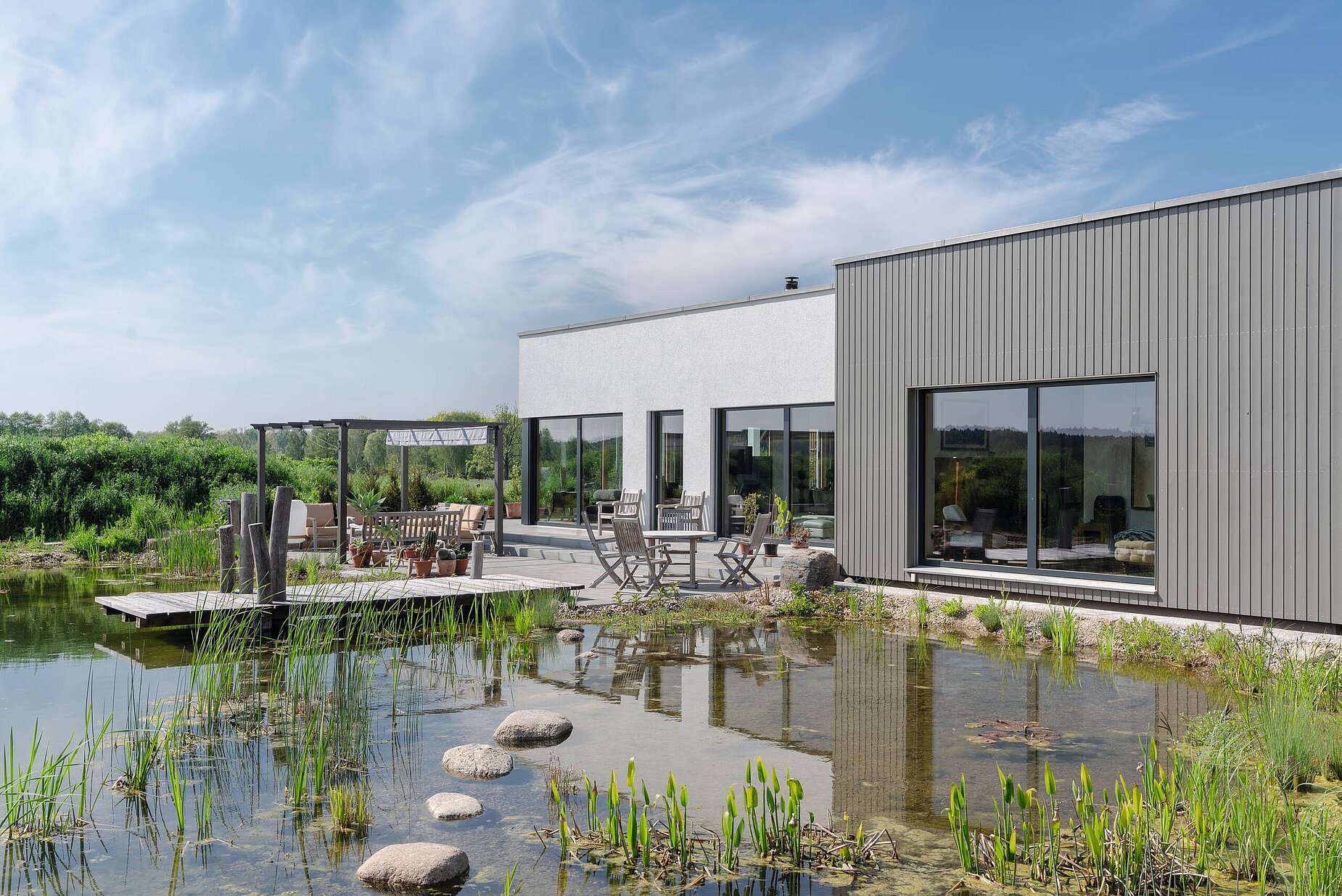 moderner Bungalow mit Gartenteich