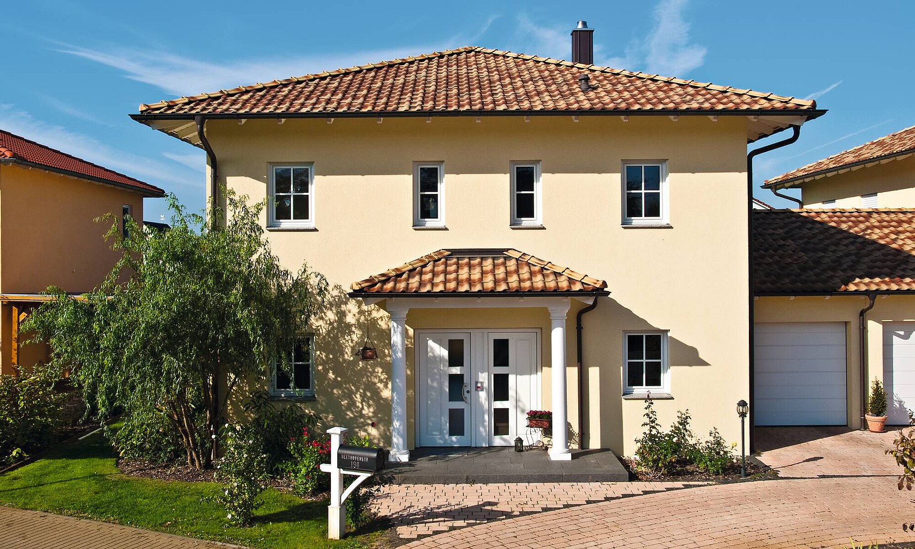 Contemporary prefab house with granite cladding Doppelhaus im mediterranen Stil - Musterhaus