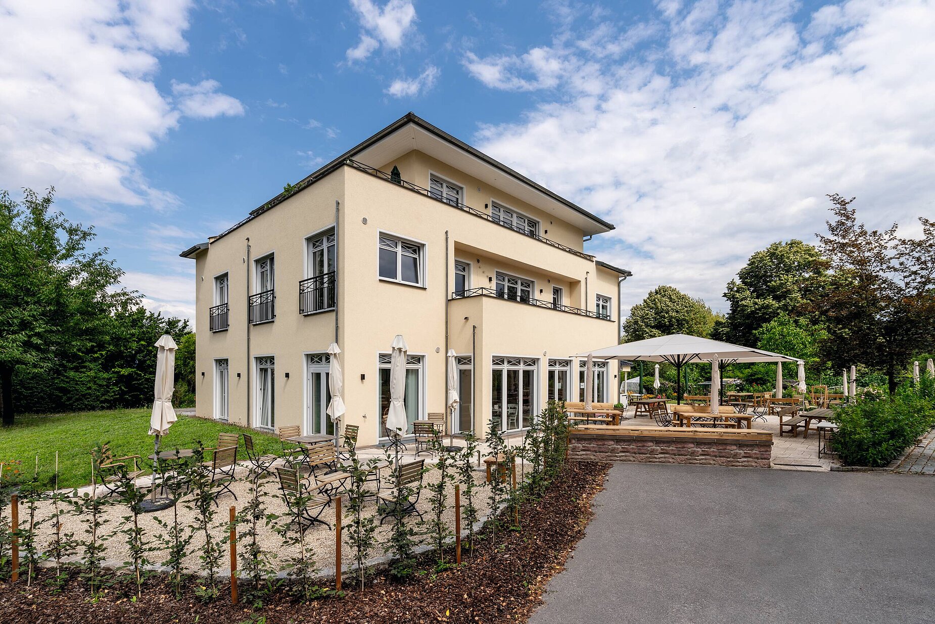 Wohnhaus mit Bäckerei und Café