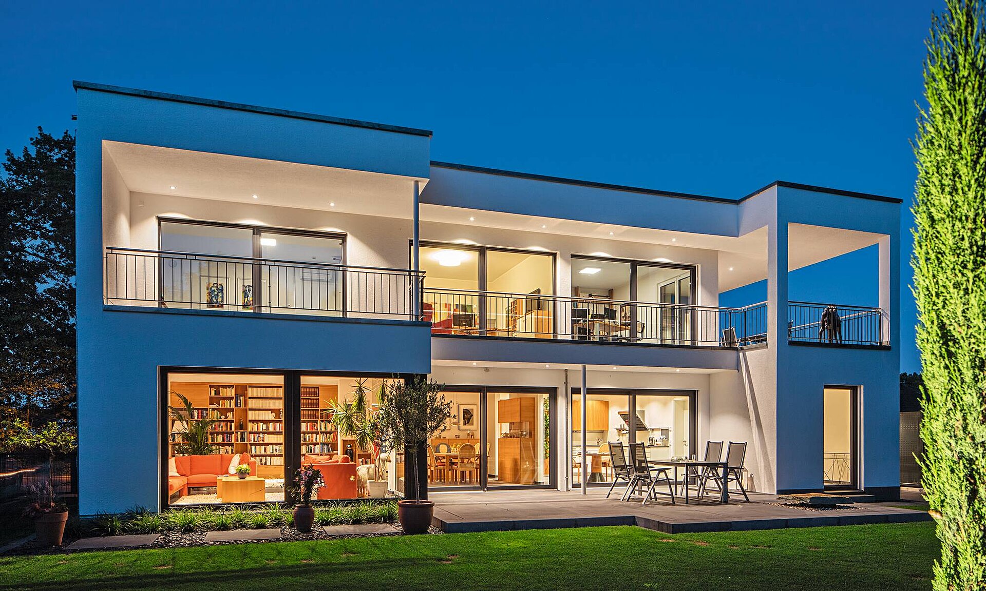 264 m² großes Einfamilienhaus mit Flachdach im Bauhaus-Stil