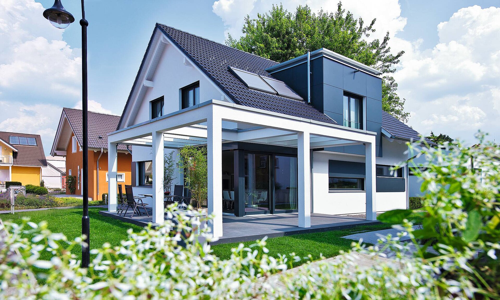 Einfamilienhaus mit Satteldach und Flachdachgaube Satteldach mit flacher Dachgaube