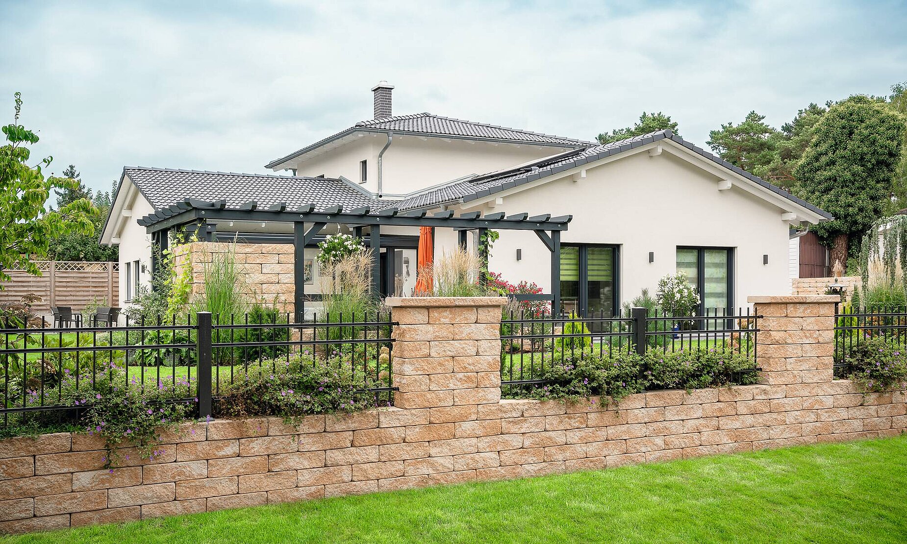 Bungalow von der Gartenansicht