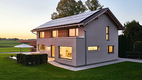 Einfamilienhaus beleuchtet