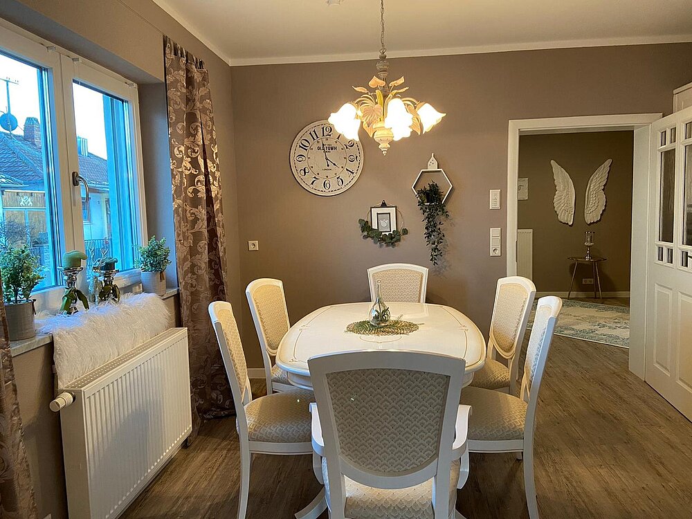 Esszimmer mit Küche voll möbliert Esszimmer mit Küche voll möbliert