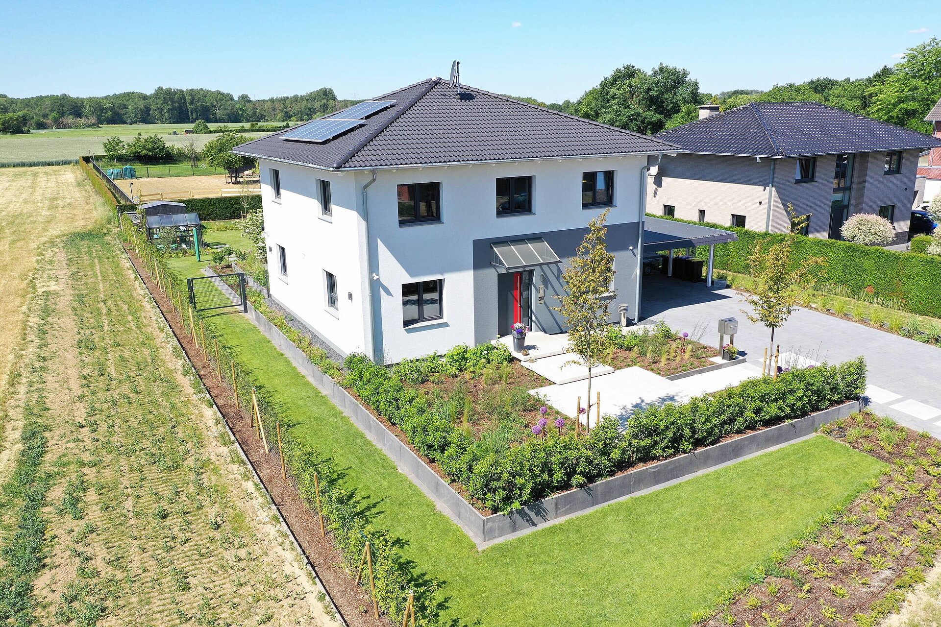 Straßenansicht und Seitenansicht