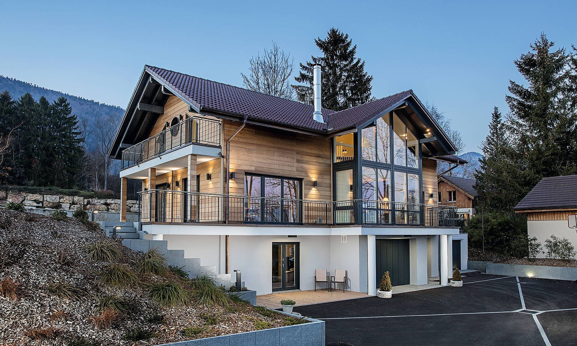 Ein Traum aus Holz und Glas Haus mit Holzverschalung, Satteldach