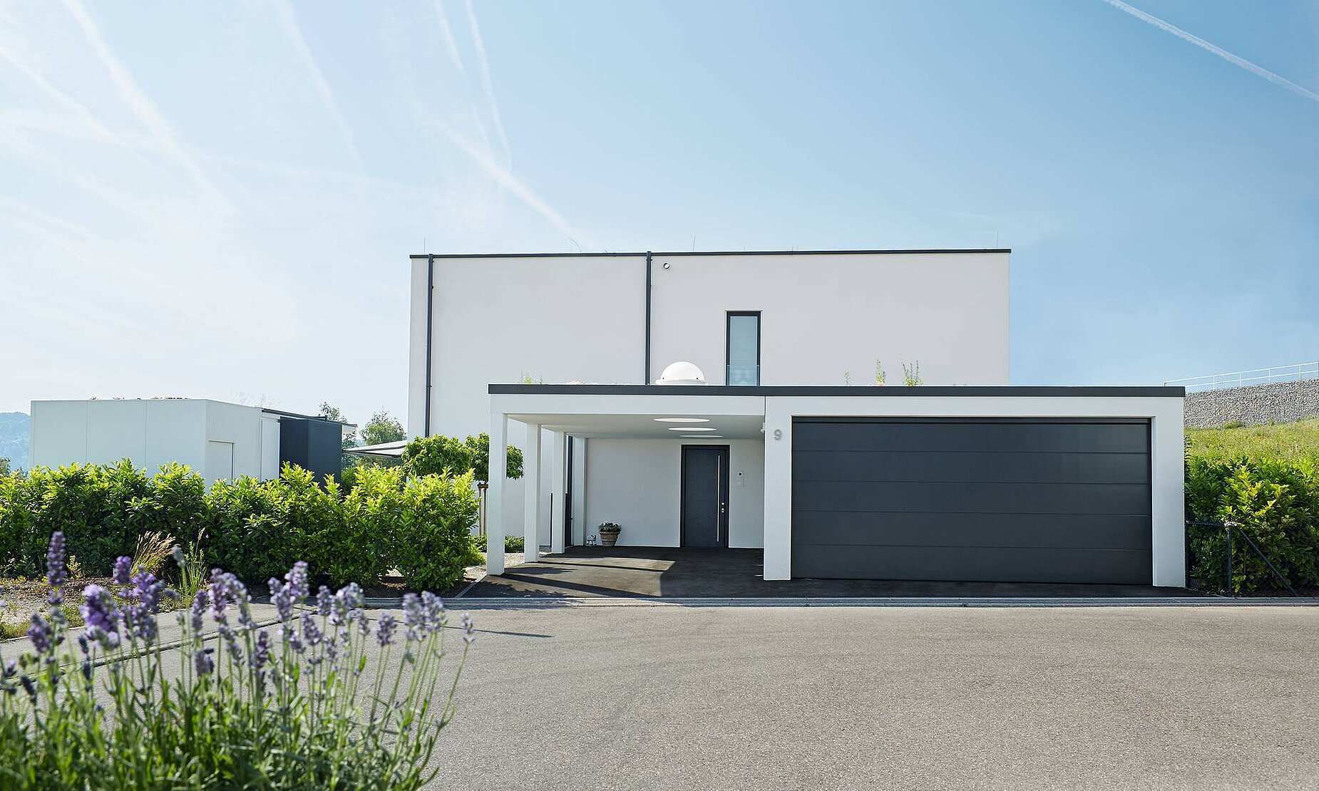 modernes 2-geschossiges Haus mit Flachdach