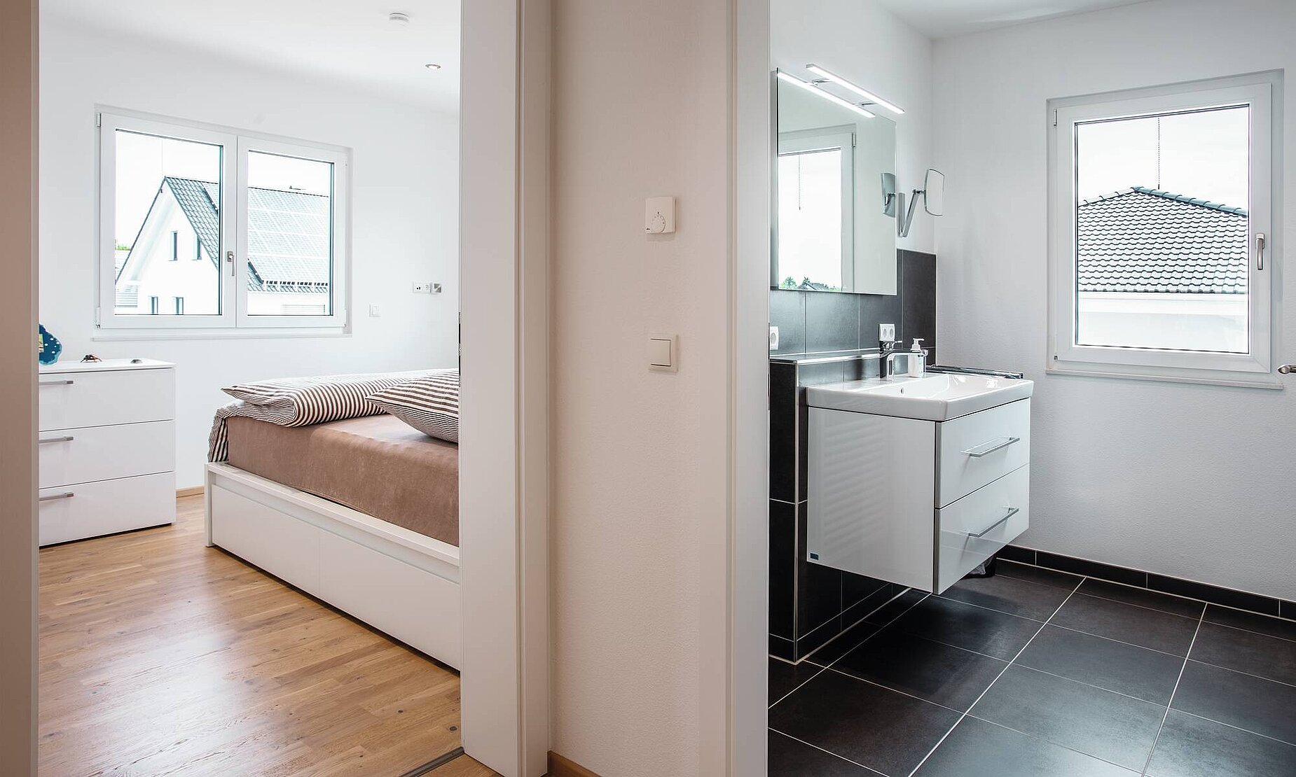 Schlafzimmer mit angrenzendem Bad