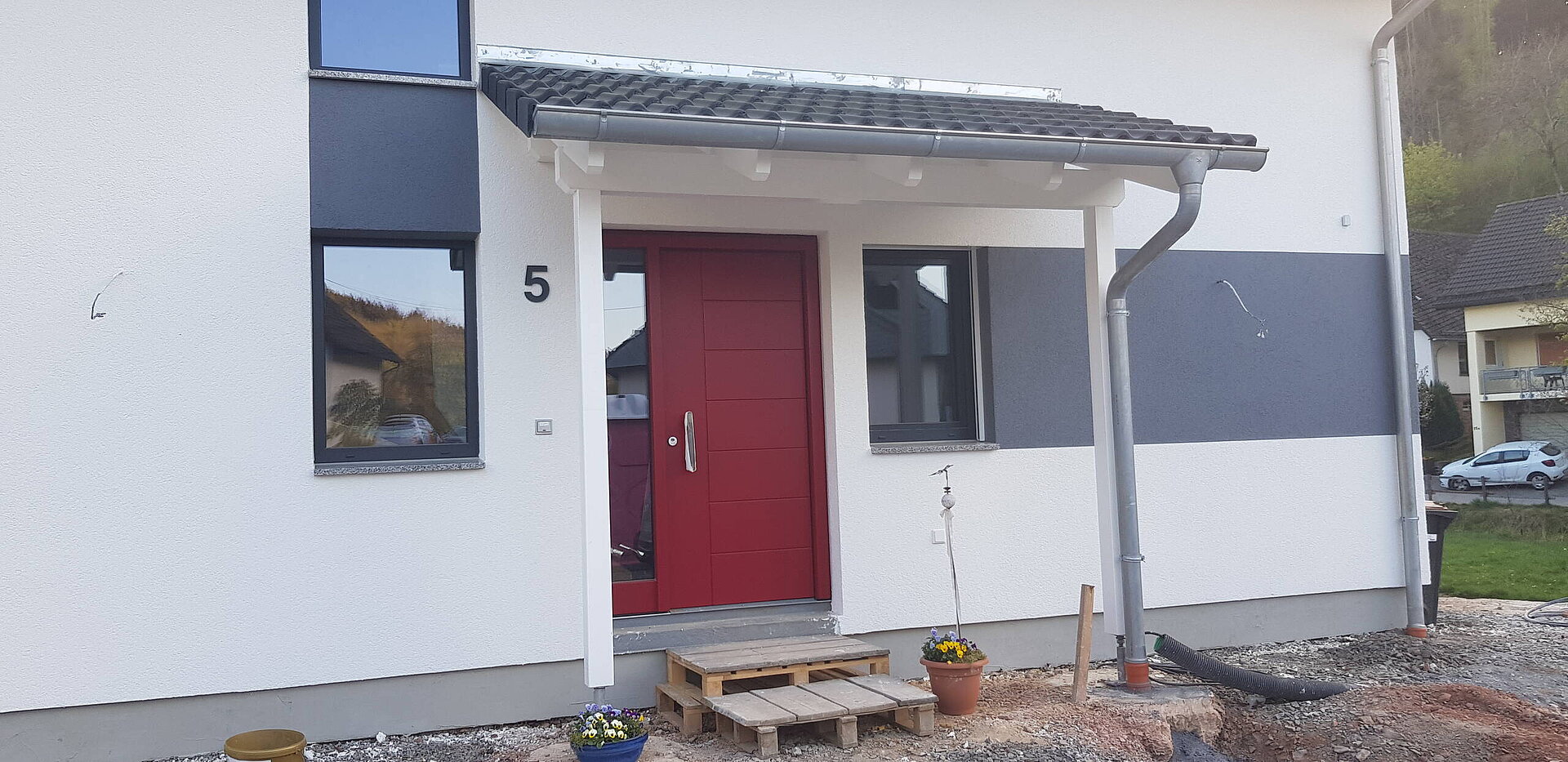 Ein echter Hingucker: Die rote Haustür
