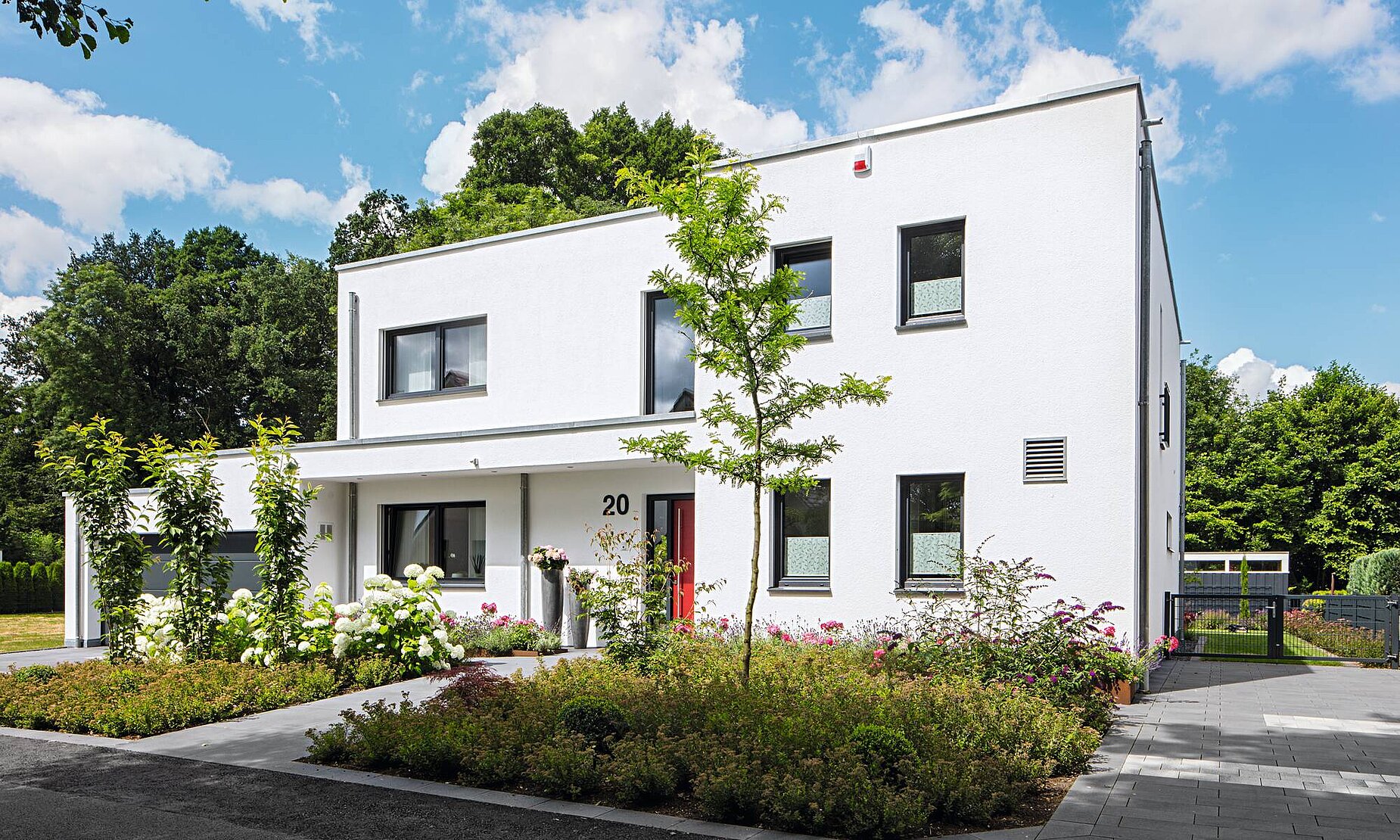 264 m² großes Einfamilienhaus mit Flachdach im Bauhaus-Stil
