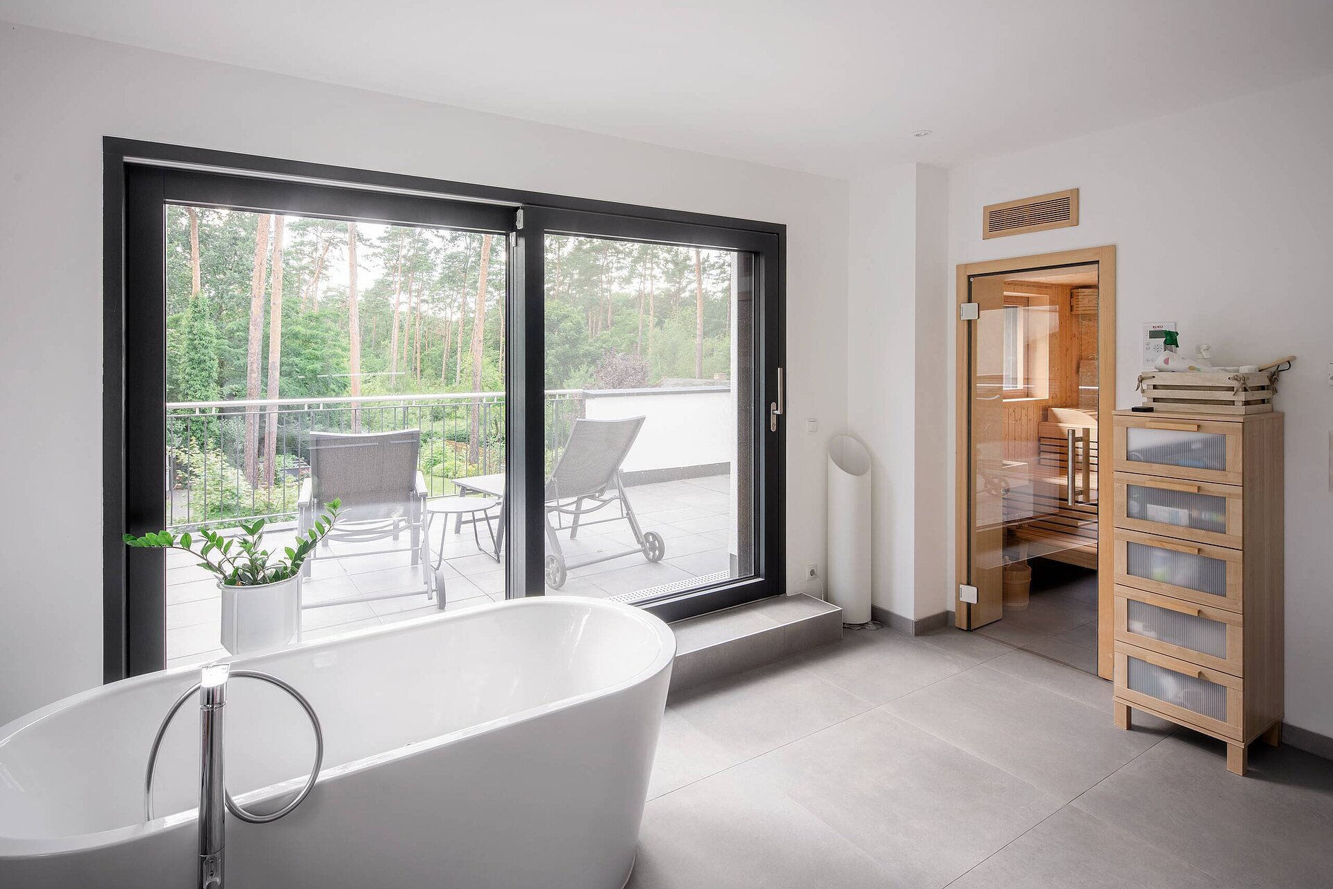 Modernes Badezimmer mit freistehender Badewanne