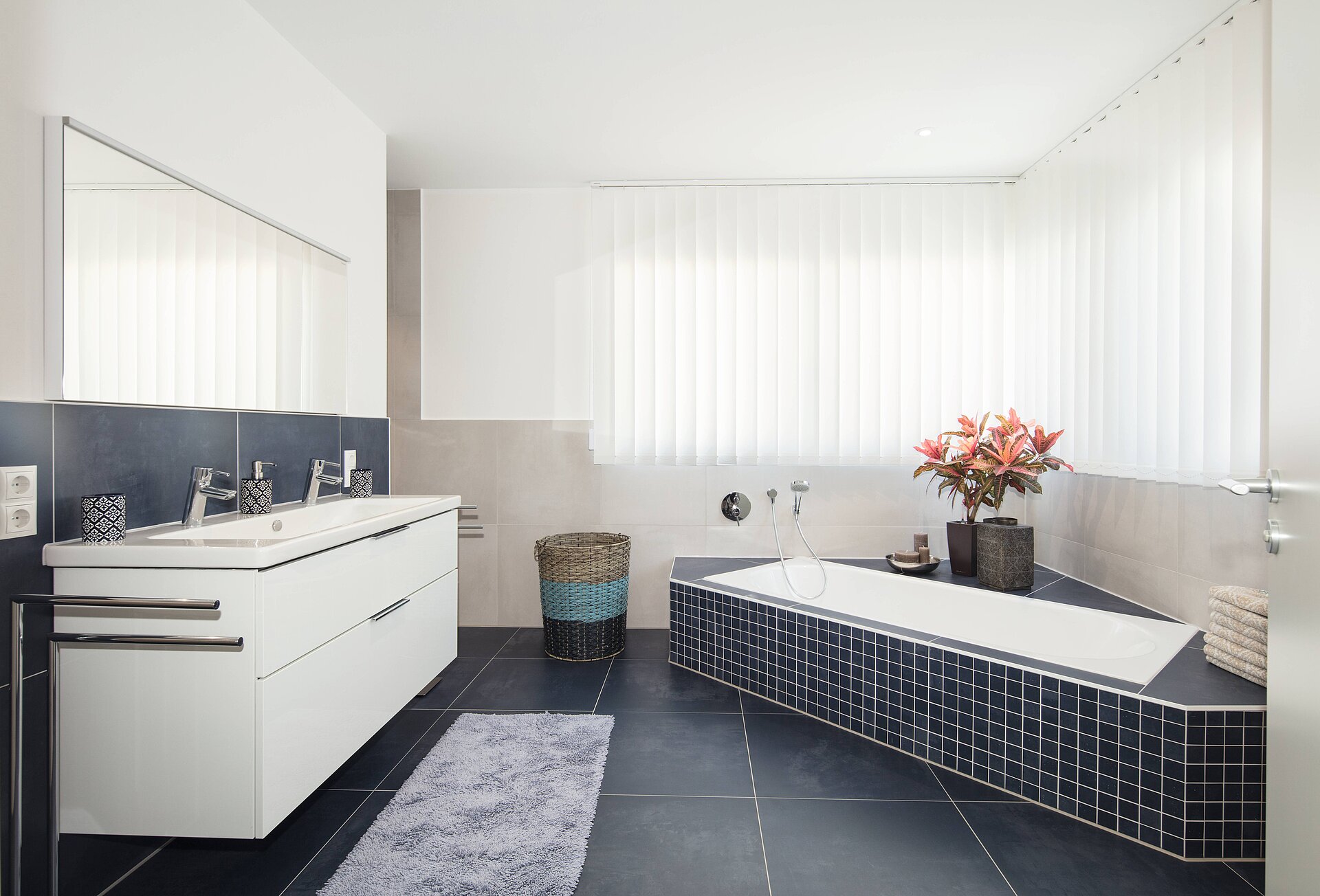 Modernes Badezimmer mit Badewanne