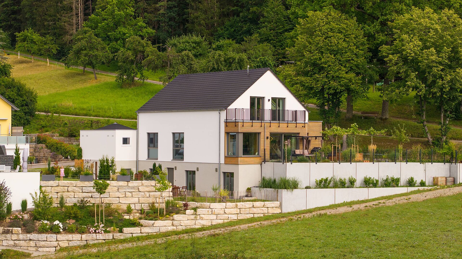 Modernes Satteldachhaus mit Holzschalung Einfamilienhaus