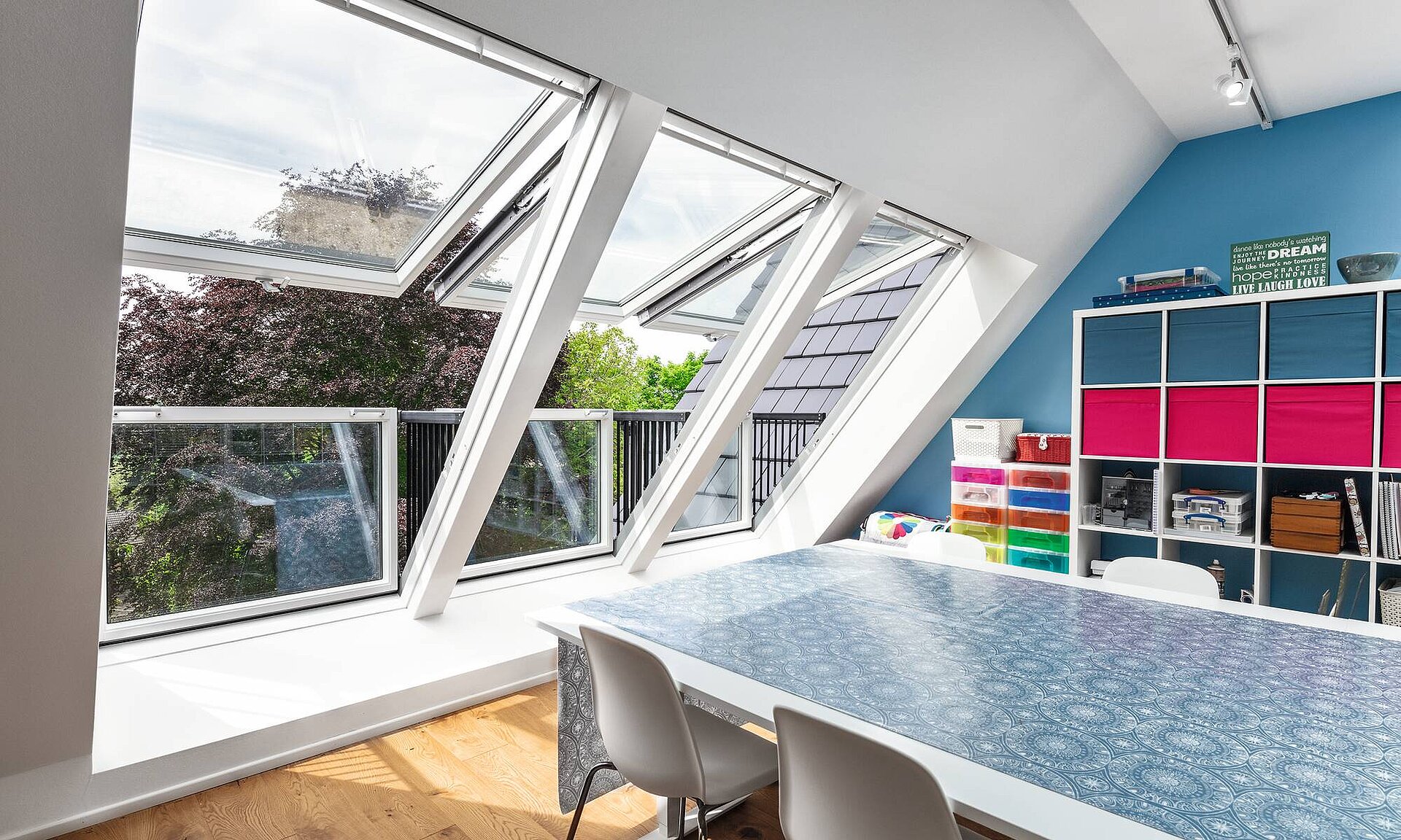 Zimmer mit großen Fensterflächen