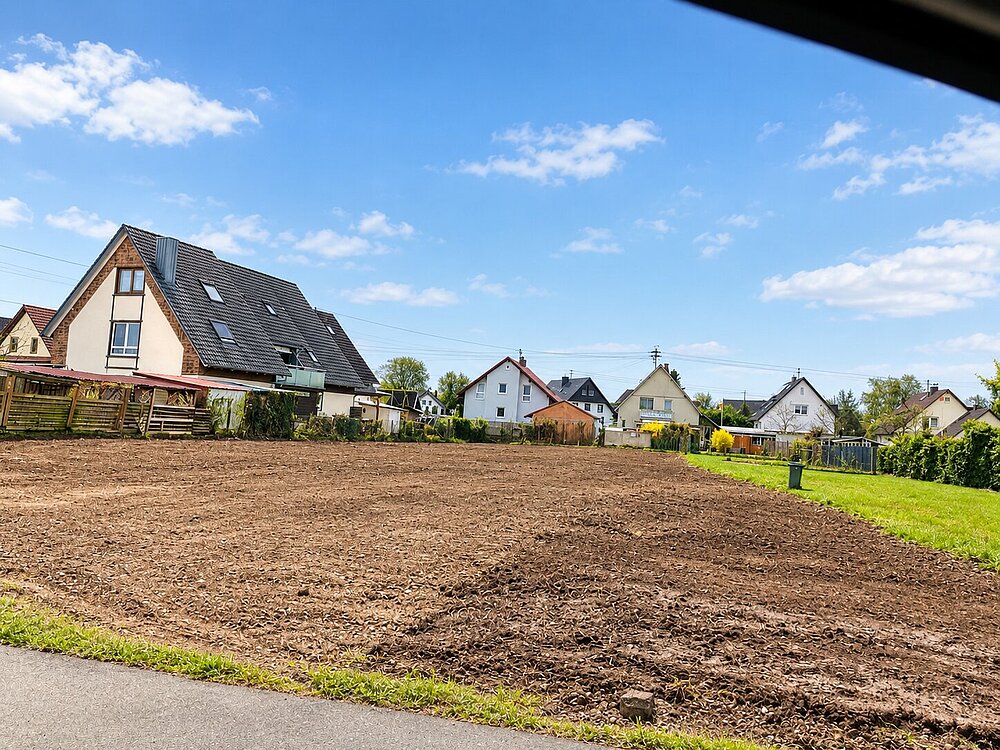 Sonniges Baugrundstück im Wohnviertel.png