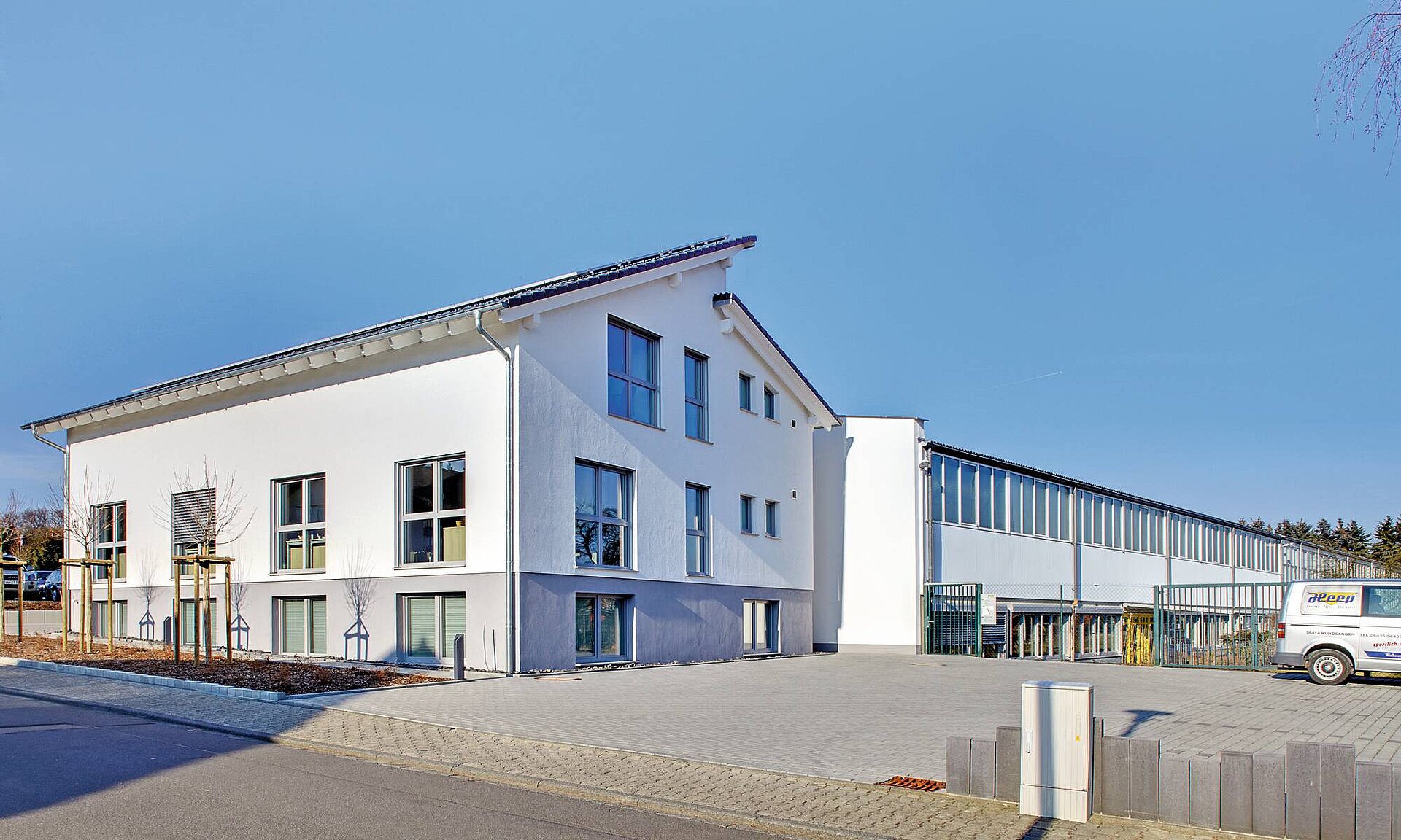 Erweiterung der Fertigungshalle durch ein neues Verwaltungsgebäude