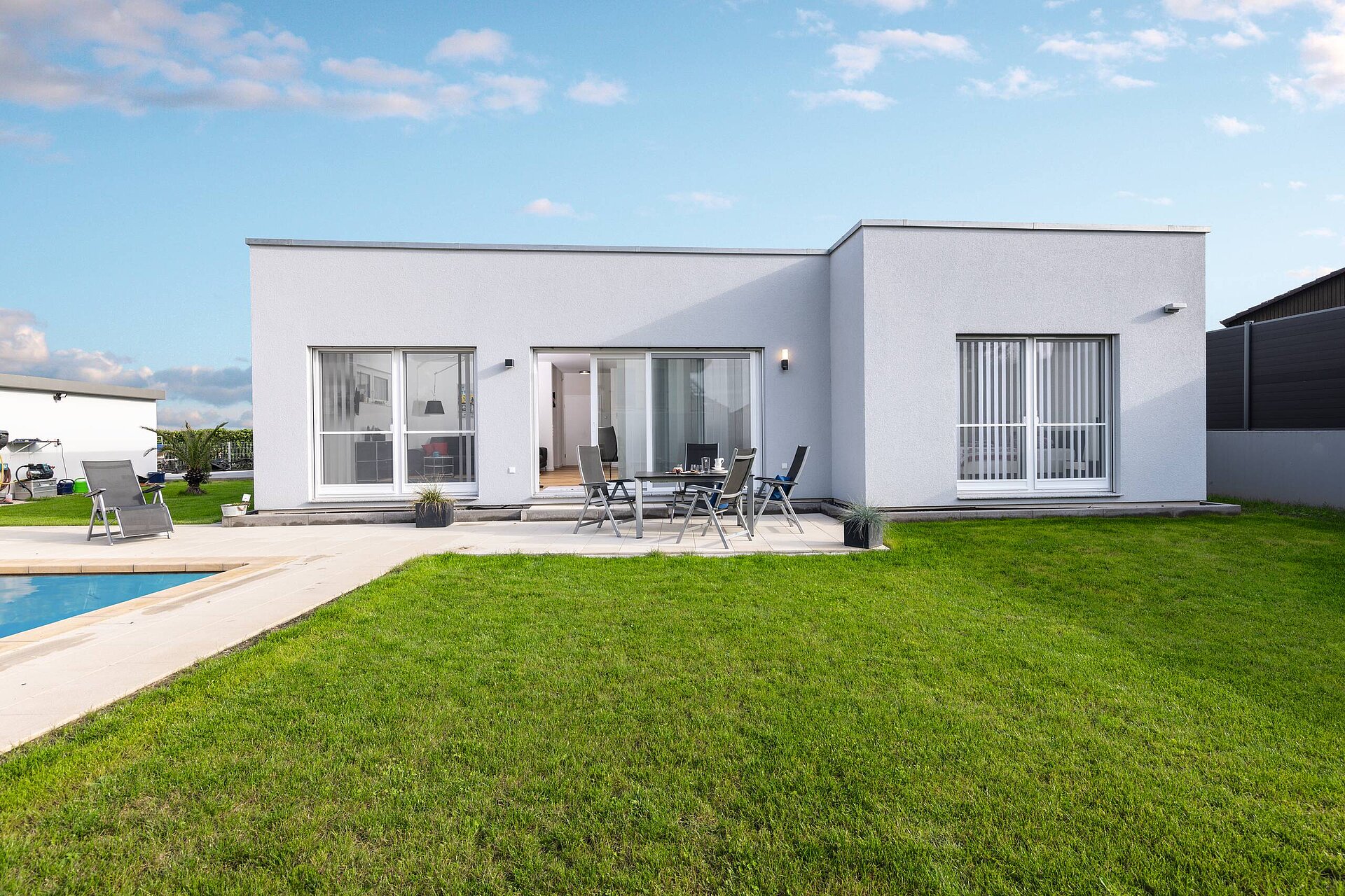 Bungalow mit Flachdach Bungalow auf einer Ebene