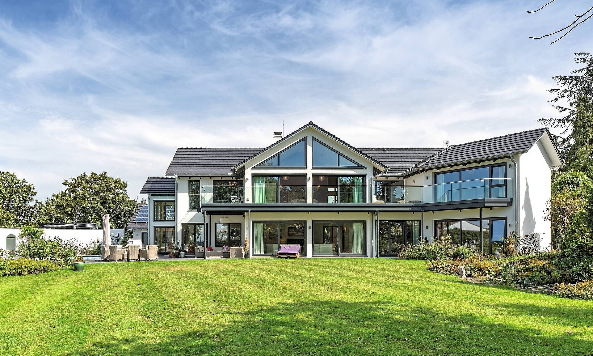 Haus abgewinkelt mit Satteldach