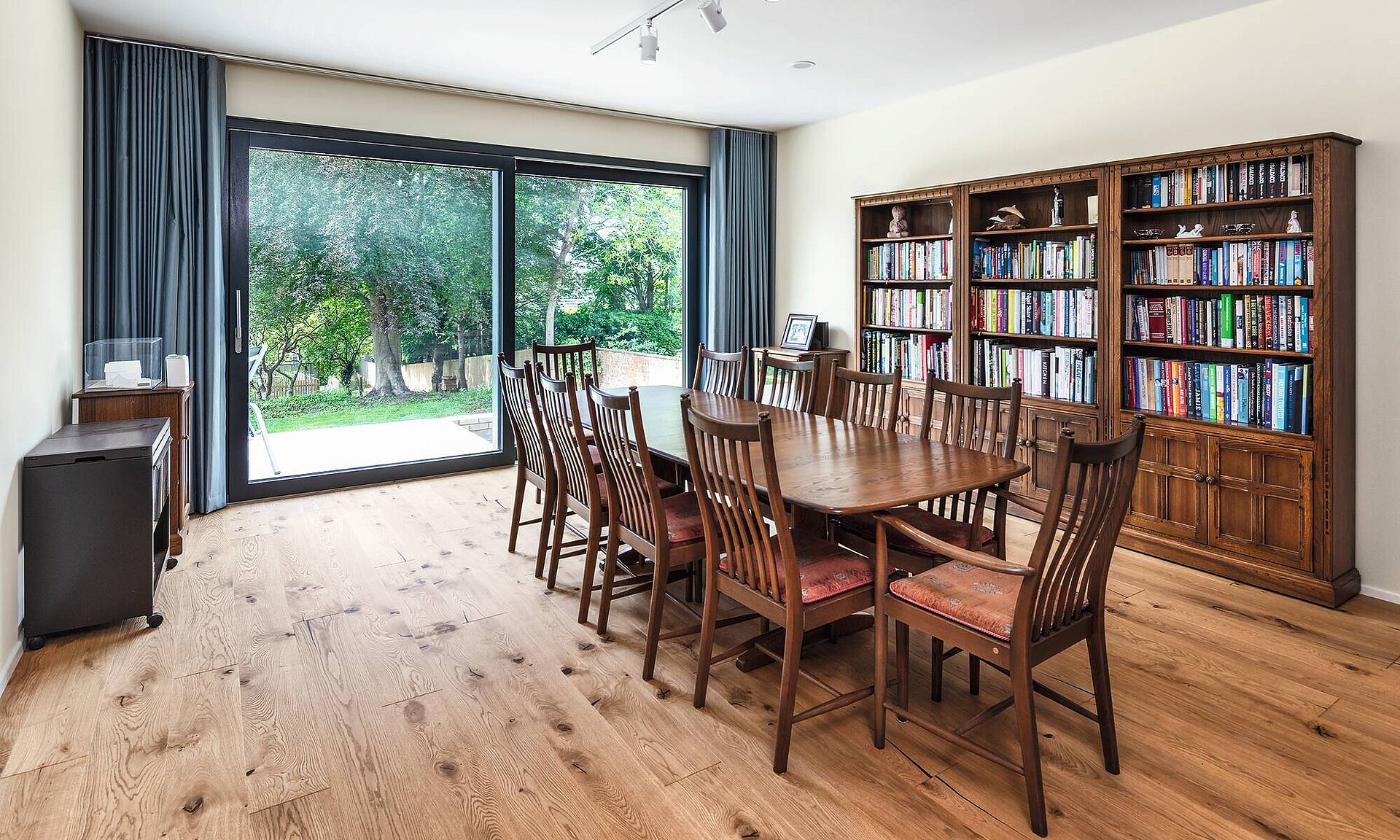 Rustikales Wohnzimmer mit Holzparkett