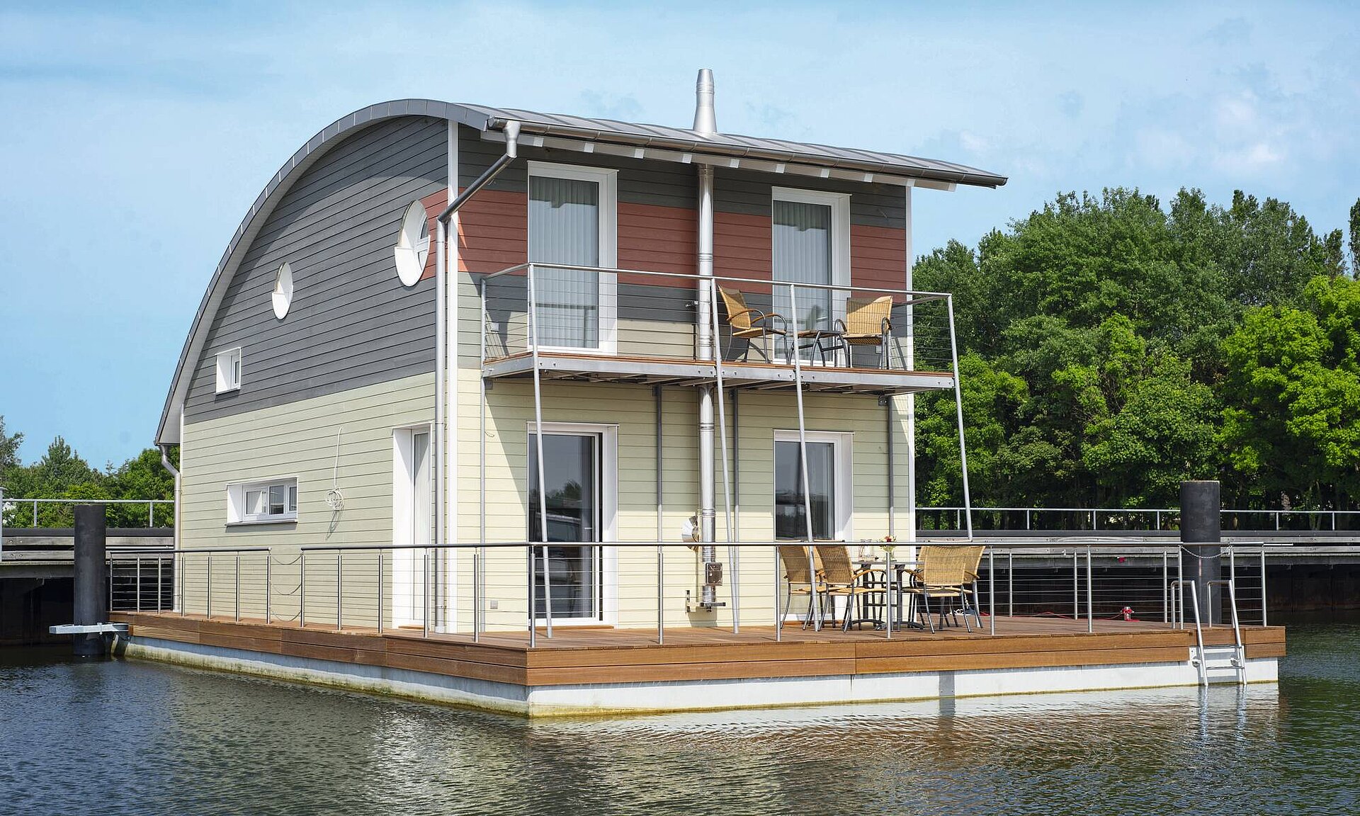 Urlaub auf dem Wasser im schwimmenden Ferienhaus 