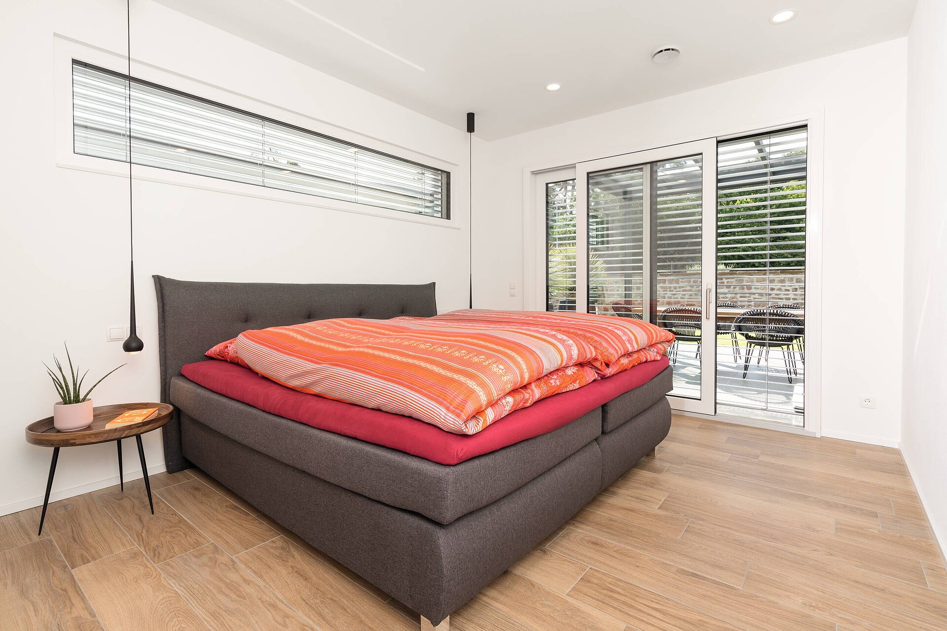 modernes Schlafzimmer mit Zugang zur Terrasse