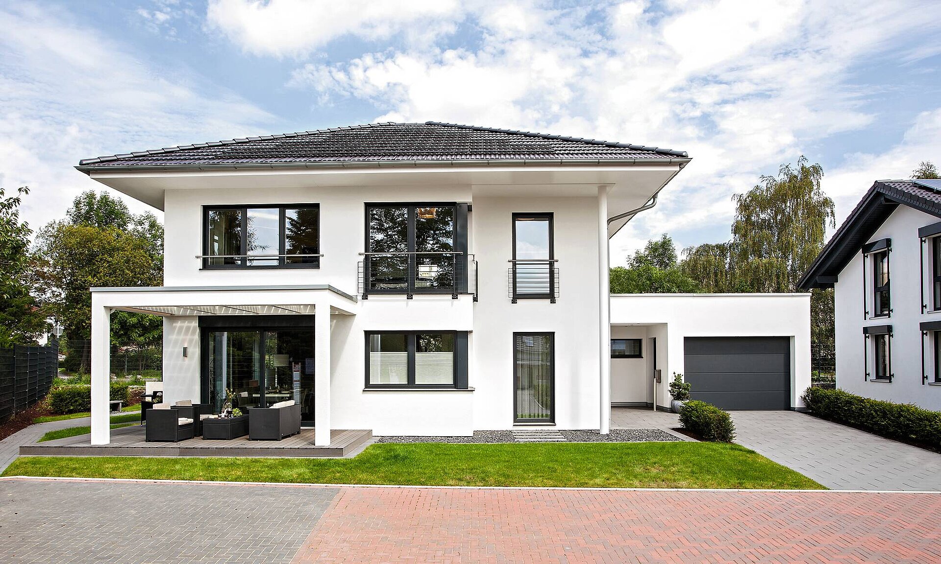 Das Ausstellungshaus in Wuppertal überzeugt mit einer stilvollen Außengestaltung Eco-friendly prefab house with photovoltaic system