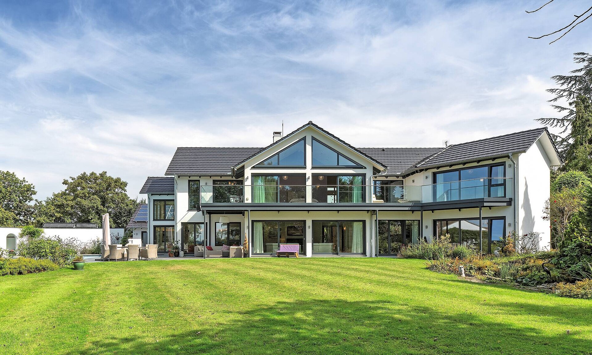 Haus abgewinkelt mit Satteldach