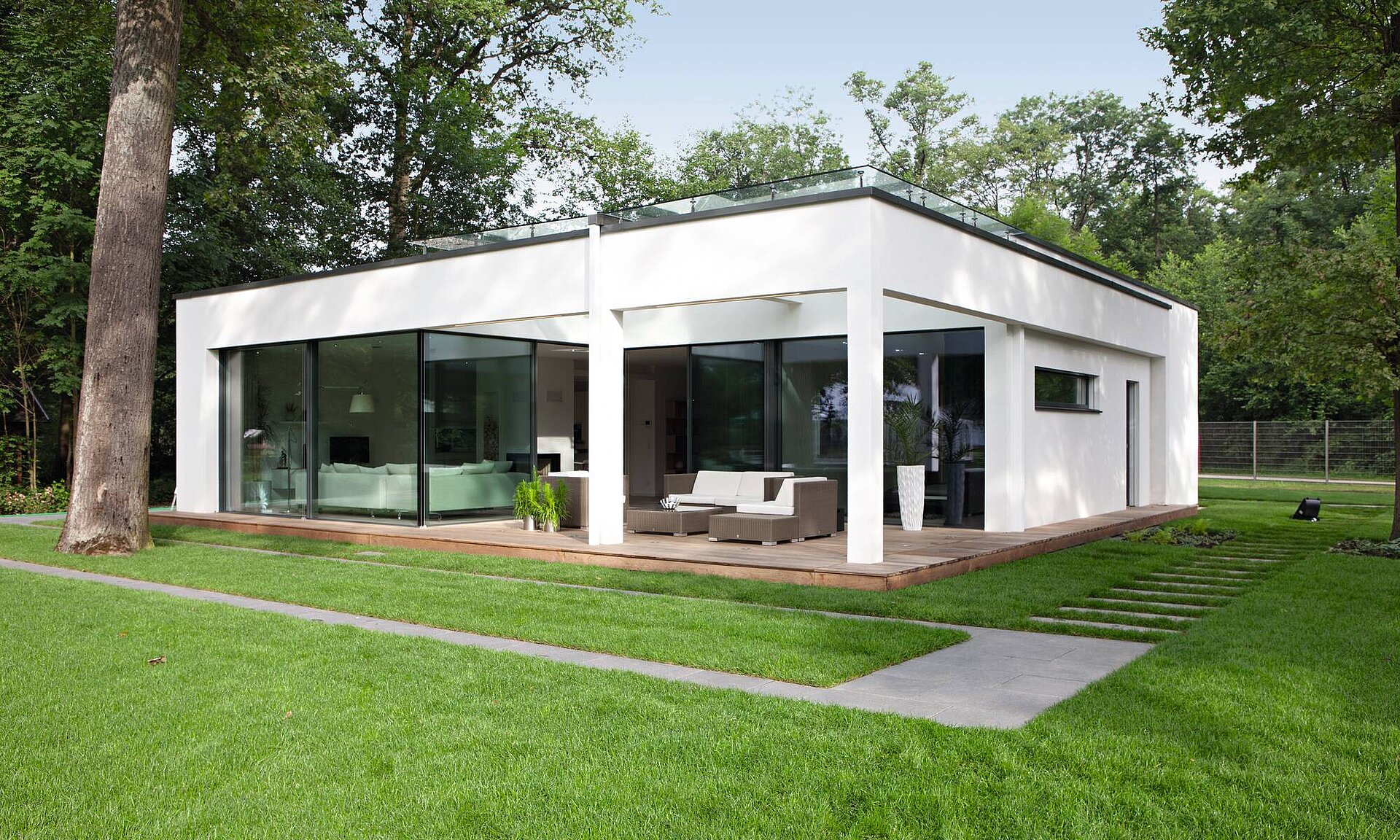 Wohnkonzept ebenLeben von WeberHaus Contemporary Bauhaus style prefab bungalow