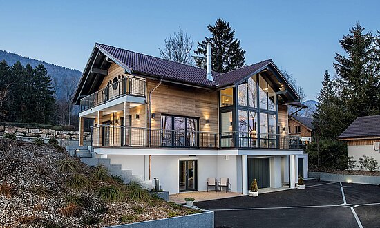Haus mit Holzverschalung, Satteldach