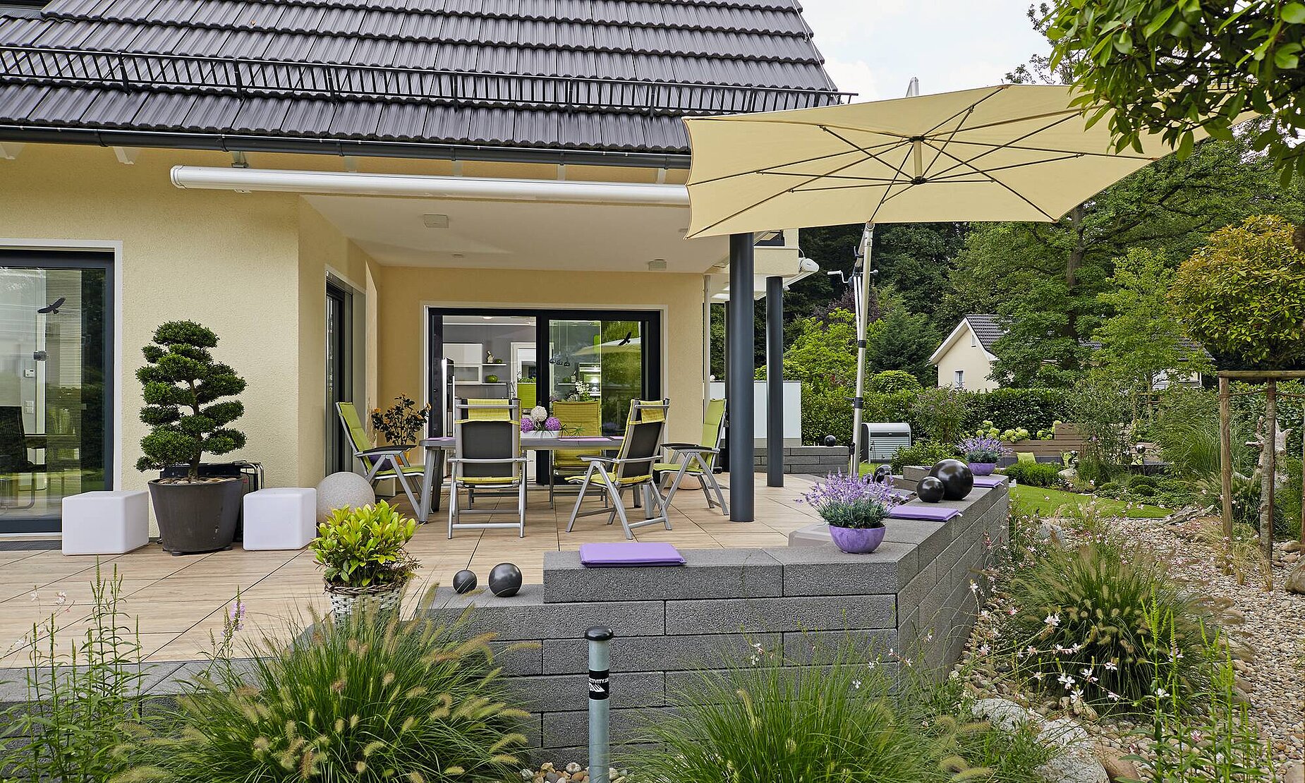 Terrasse mit schöner Außenanlage
