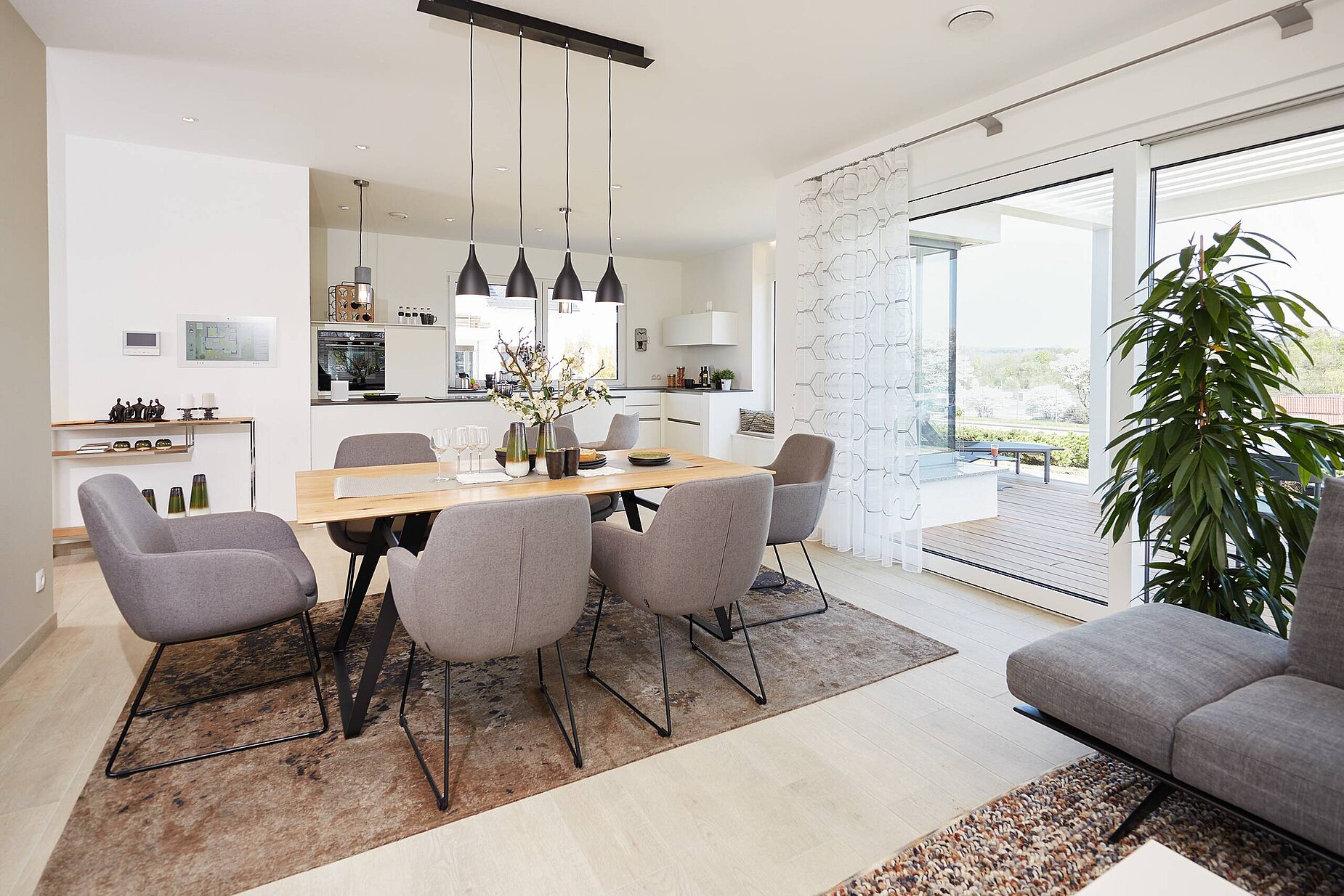 offene Küche mit angrenzendem Esszimmer