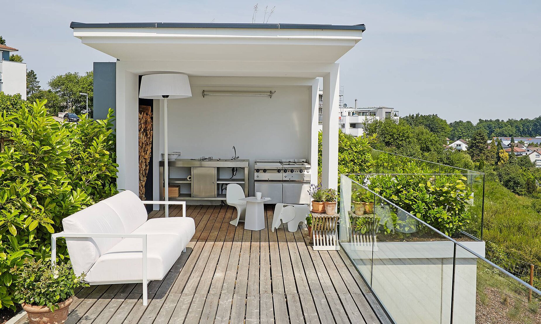 Terrasse mit überdachter Außenküche