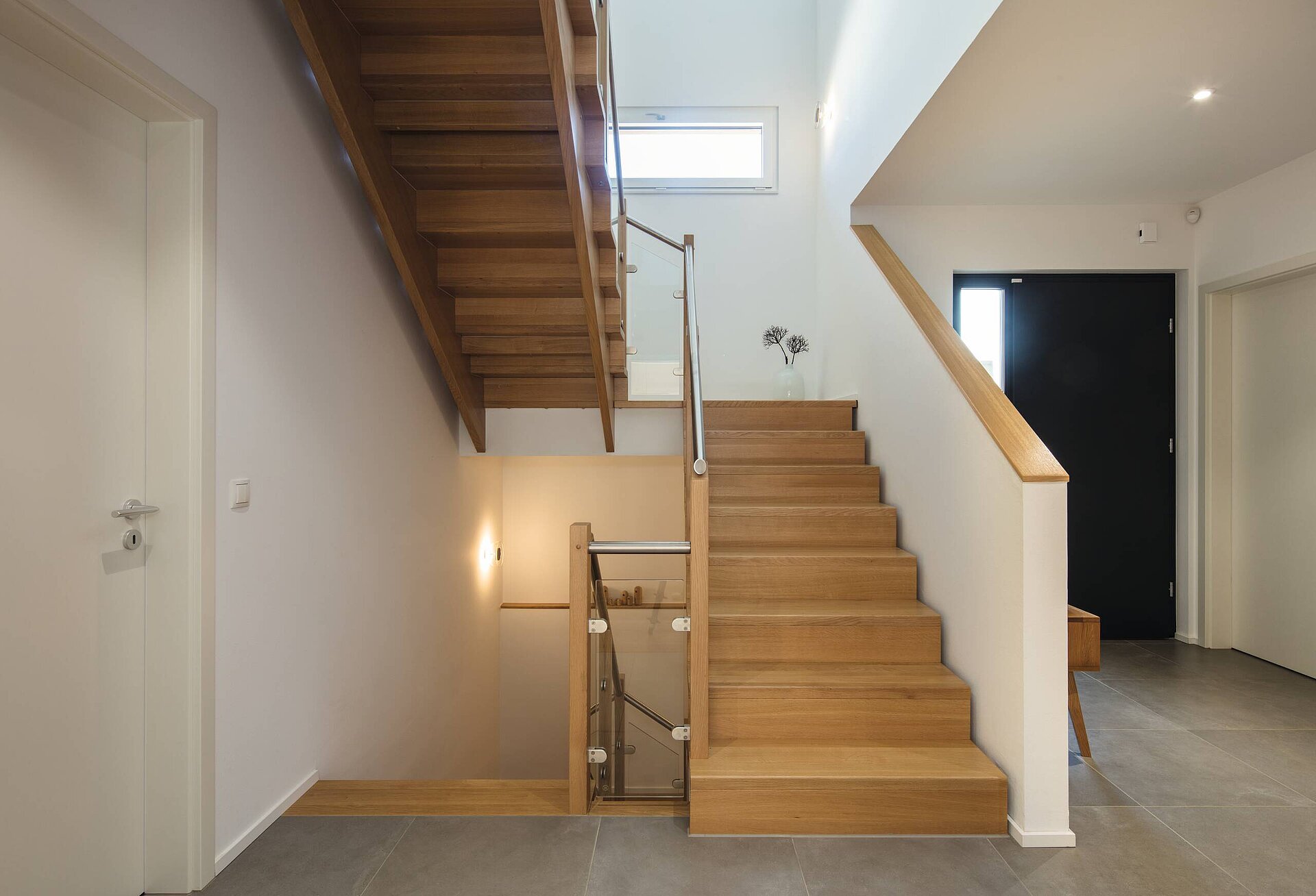 Flur mit Holztreppe