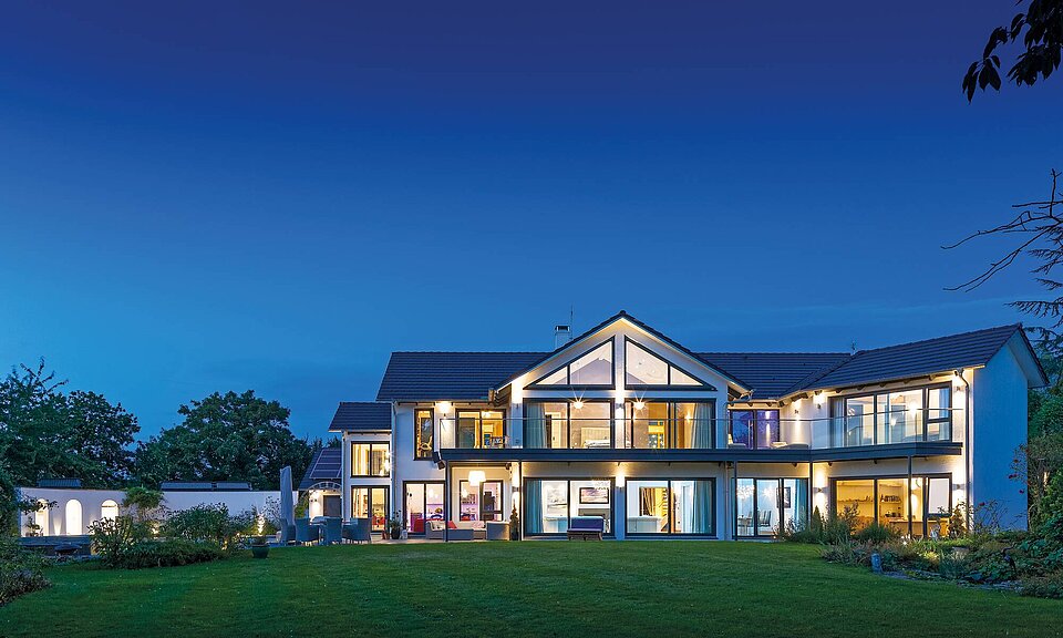 Haus abgewinkelt mit Satteldach