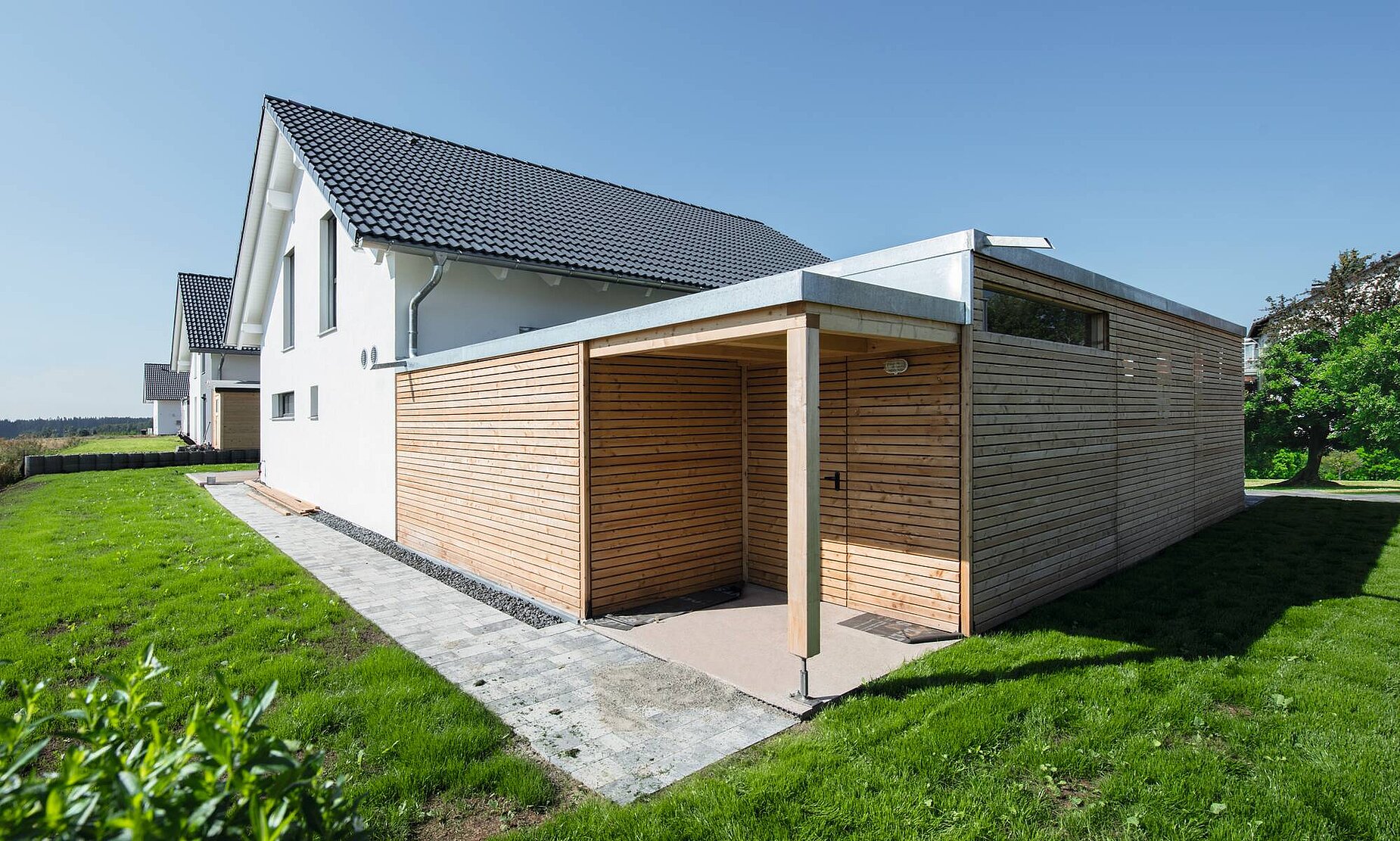 Haus mit Garage in Holzverkleidung