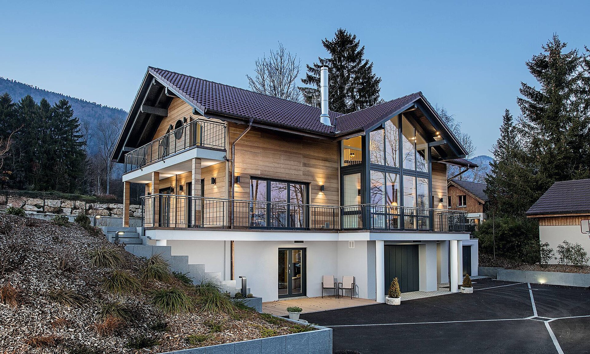 Haus mit Holzverschalung, Satteldach